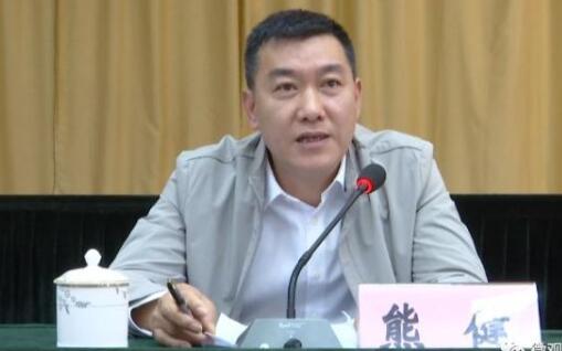 熊健簡歷：防城港市委常委、政法委書記熊健，曾任來賓市委常委、市委秘書長，象州縣委書記、縣長