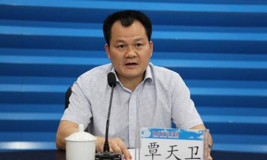 覃天衛(wèi)簡歷：欽州市人大主任覃天衛(wèi)，曾任玉林市委副書記、市委常委、組織部長