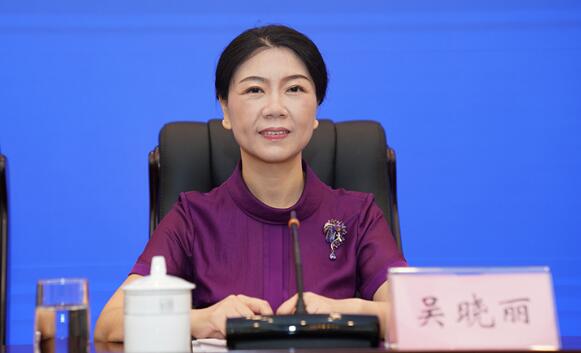 吳曉麗簡(jiǎn)歷：來(lái)賓市政協(xié)主席吳曉麗，曾任廣西廣播電視局副局長(zhǎng)、婦聯(lián)副主席，來(lái)賓市委副書記