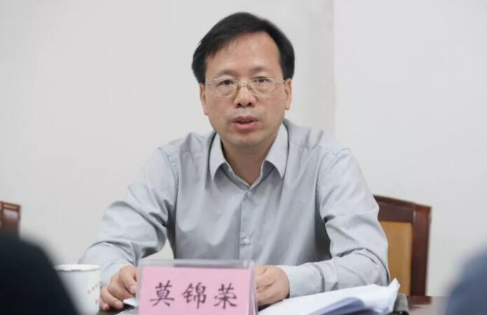 莫錦榮簡歷：廣西中醫(yī)藥大學黨委書記莫錦榮，曾任欽州市委副書記、市委常委、組織部部長，廣西高院政治部主任