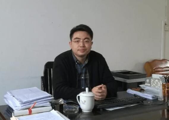 謝旦杏簡歷：百色市凌云縣委副書記、縣長謝旦杏，曾任凌云常務(wù)副縣長，田林縣委常委、宣傳部部長、副縣長