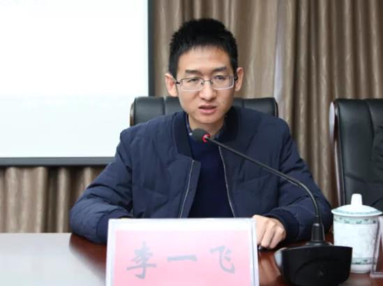 李一飛簡(jiǎn)歷：桂林市政府秘書長(zhǎng)李一飛，曾任桂林市委副秘書長(zhǎng)，靈川縣委常委、組織部部長(zhǎng)，龍勝縣委常委、宣傳部部長(zhǎng)、副縣長(zhǎng)