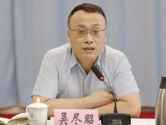 吳盡昭簡(jiǎn)歷：吳盡昭任桂林航天工業(yè)學(xué)院院長(zhǎng)，曾任廣西大學(xué)副校長(zhǎng)、廣西民族大學(xué)副校長(zhǎng)