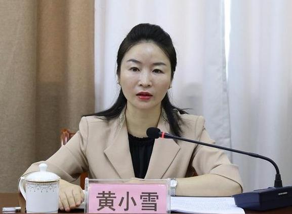 黃小雪簡歷：桂林市陽朔縣委副書記、縣長黃小雪，曾任桂林宣傳部副部長，疊彩區(qū)委副書記、區(qū)長，灌陽縣副縣長