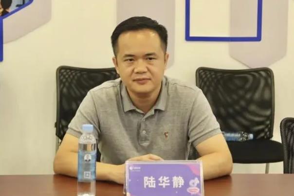 陸華靜簡(jiǎn)歷：桂林市疊彩區(qū)委副書記、區(qū)長(zhǎng)陸華靜，曾任七星區(qū)委常委、常務(wù)副區(qū)長(zhǎng)，大化縣委常委、副縣長(zhǎng)