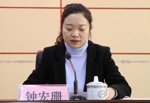 鐘宏珊簡(jiǎn)歷：來賓市武宣縣委副書記、縣長(zhǎng)鐘宏珊，曾任柳州市行政審批局局長(zhǎng)，鹿寨縣委常委、常務(wù)副縣長(zhǎng)、組織部部長(zhǎng)