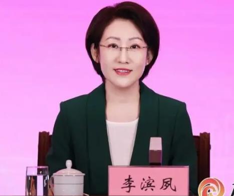 李濱夙簡歷：廣西自治區(qū)黨委宣傳部部務(wù)委員李濱夙，曾任廣西黨委宣傳部宣傳教育處處長